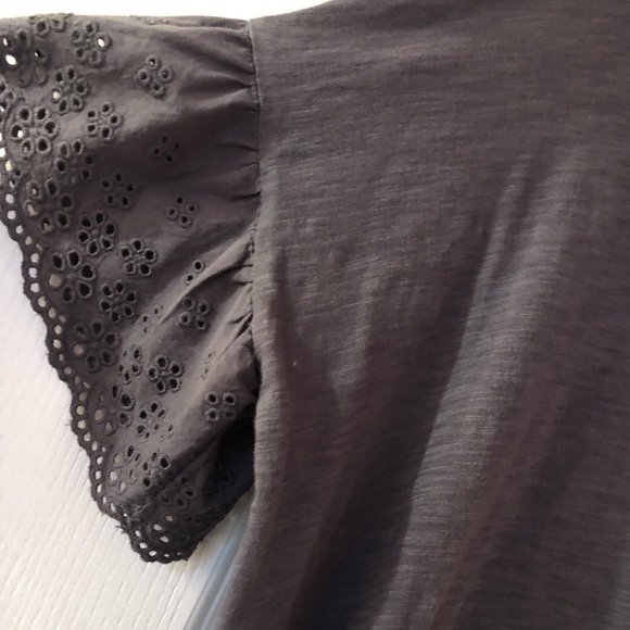 Grey Gap top with eyelet sleeves, size XS women - Picture 3 of 4